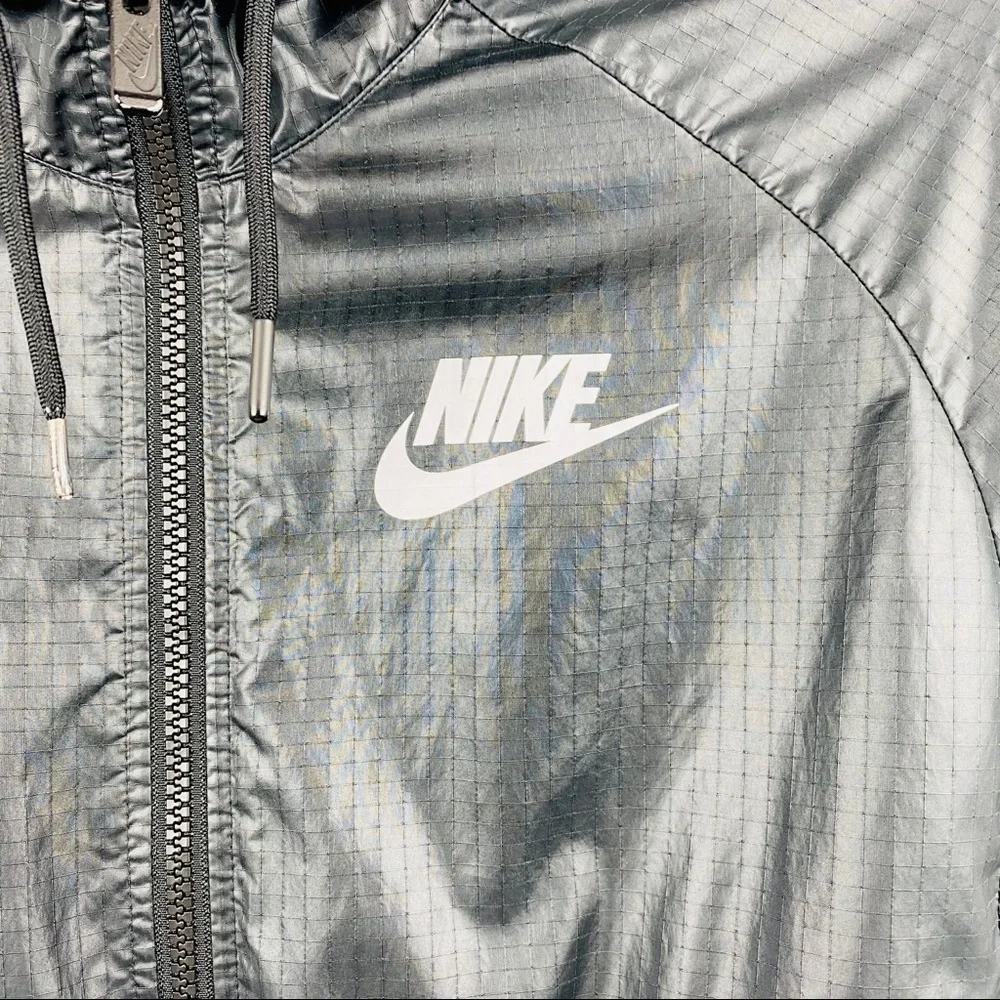 Nike | Women’s light Weight Windbreaker - Picture 5 of 7